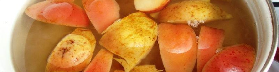 Компот из свежих яблок в кастрюле