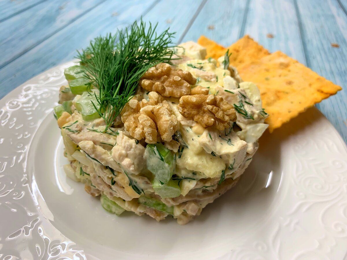 Салат куриный с сельдереем и яблоками. Салат с яблоком и курицей. Салат из курицы с сельдереем. Салат с сельдереем и куриной грудкой. Салат с сельдереем и яблоком и курицей.